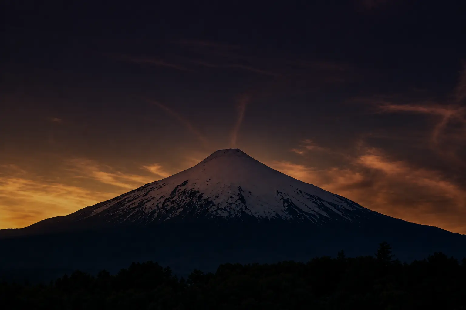 Volcán Villarrica nevado al atardecer